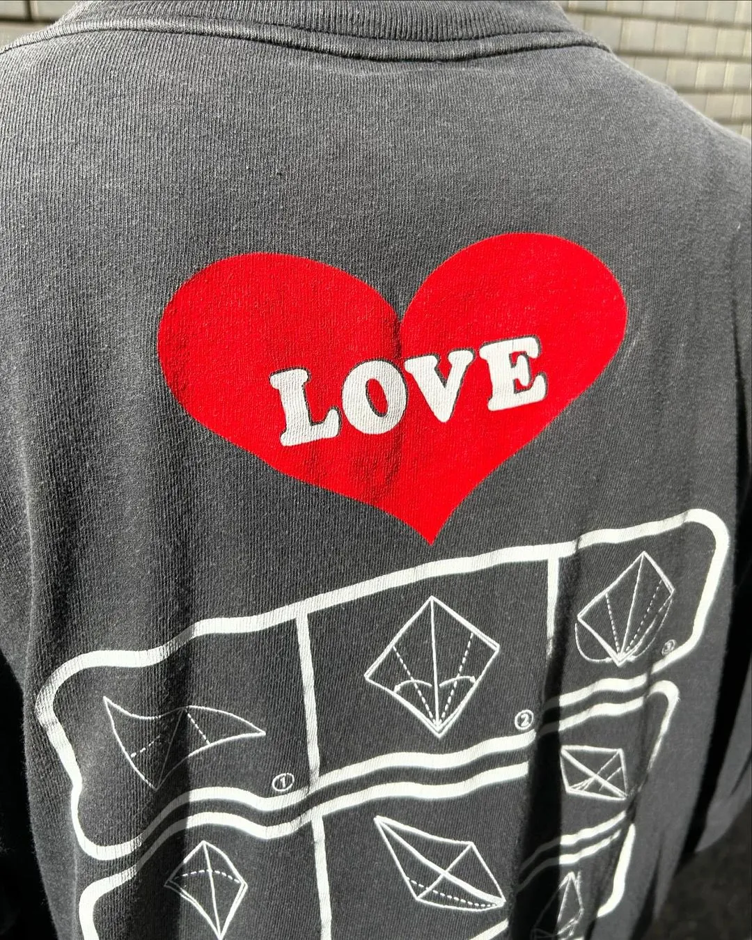 SAINT Mxxxxxx LS TEE/LOVE/BLK LOVE Love Thousand Paper Cranes distressed long sleeves with holes, washed black S-XL, look for cylindrical fabrics without side seams, don’t buy open ones anymore, boring Assute ready-made garments dyed, the whole piece is spray-painted and faded, the collar and cuffs are frayed, many places are worn, the original printing is restored/accessories are complete, with little angel anti-counterfeiting label